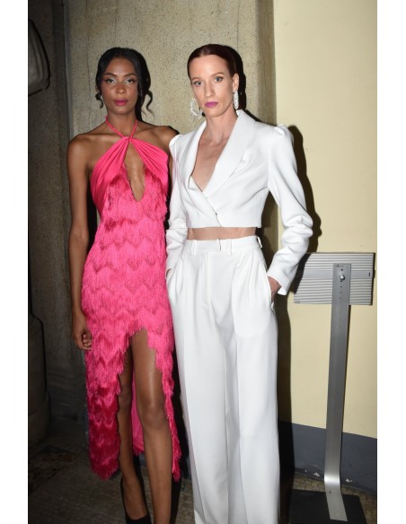 Blazer court blanc à manches longues et style structuré