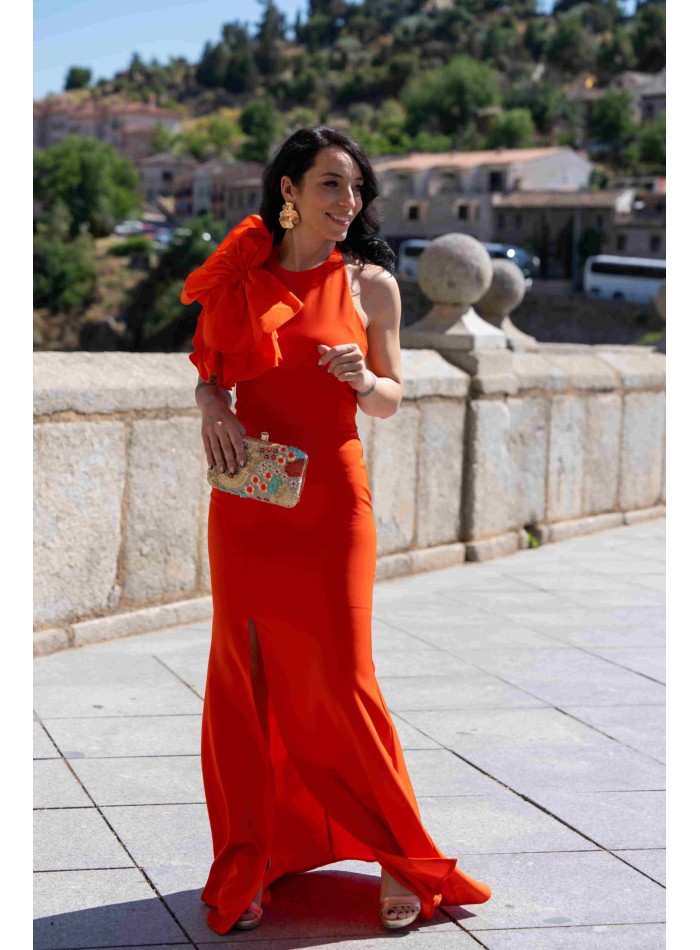 Long party dress with maxi lacing on the shoulder