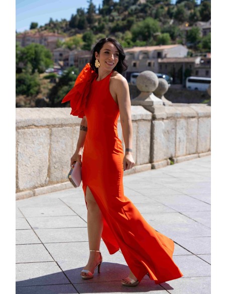 Long party dress with maxi lacing on the shoulder