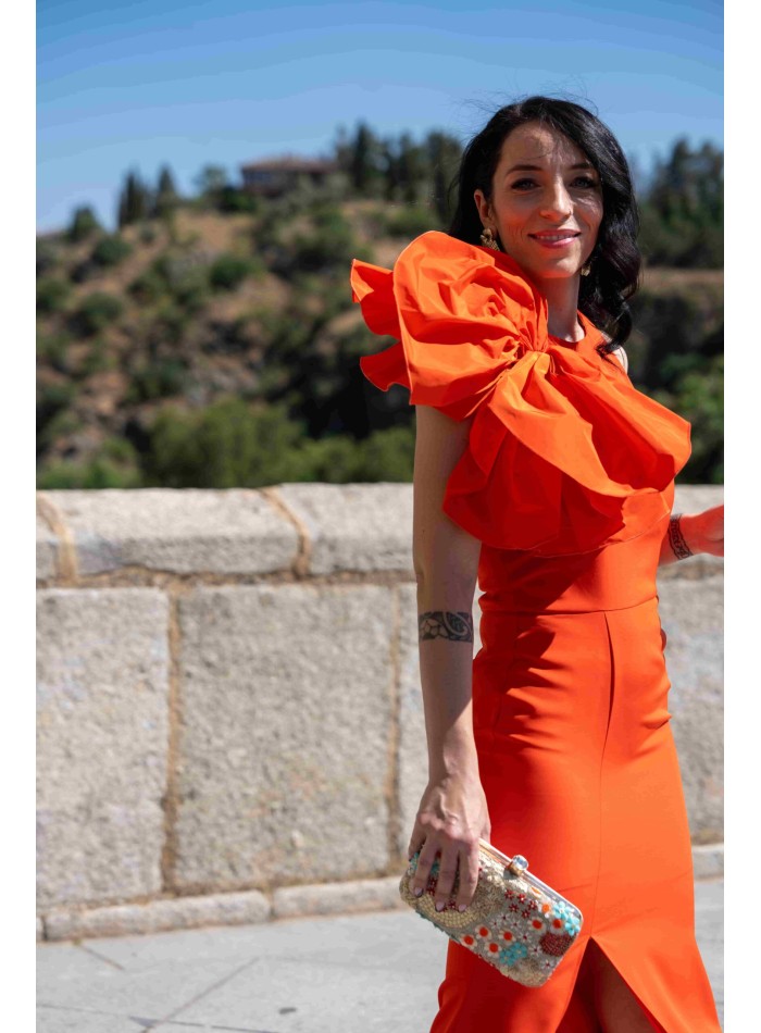 Long party dress with maxi lacing on the shoulder