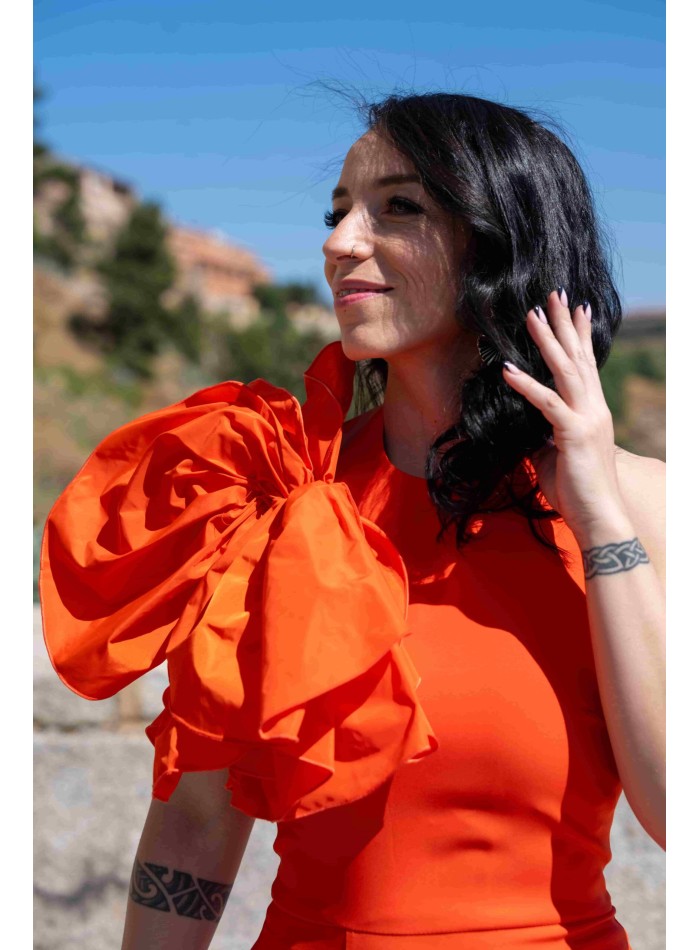 Robe longue de fête avec maxi laçage sur l'épaule