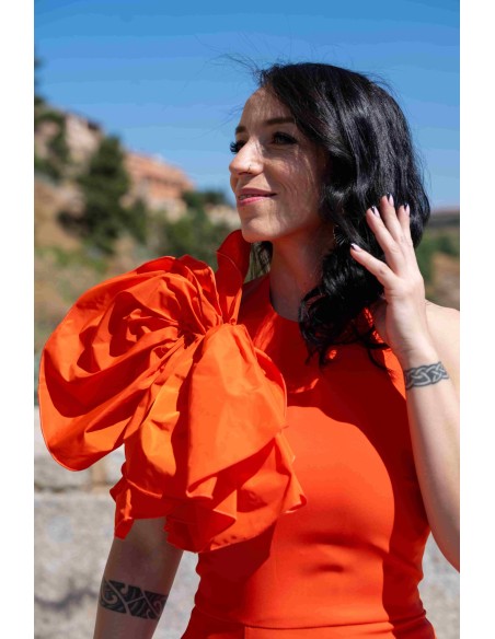 Robe longue de fête avec maxi laçage sur l'épaule