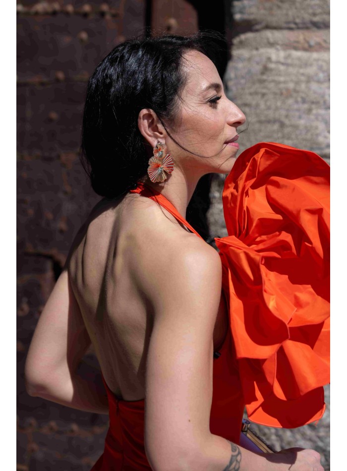 Robe longue de fête avec maxi laçage sur l'épaule