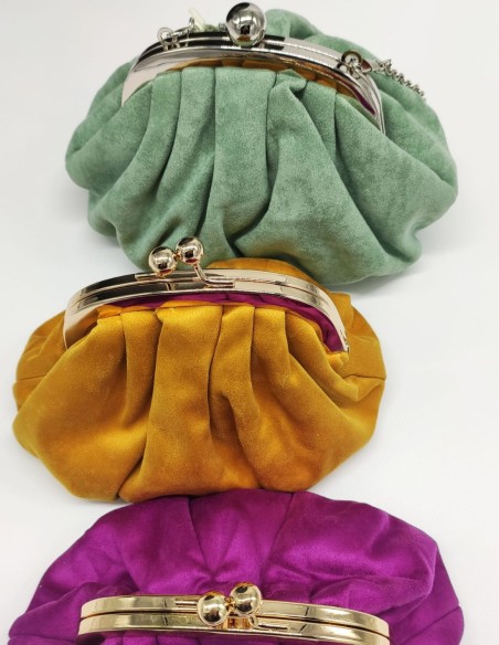 Bombonera de antelina arrugada con cierre metalizado