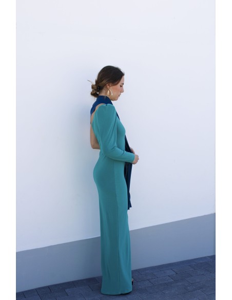 Vestido de fiesta largo con escote asimétrico y fular multiposición para invitada