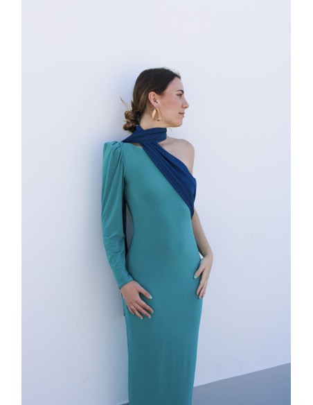 Robe longue de fête avec encolure asymétrique et écharpe multipositions