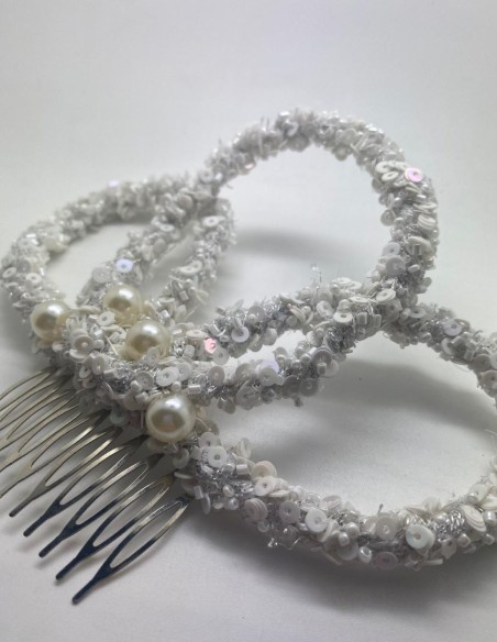 Peineta de novia blanca con lentejuelas y perlas blancas