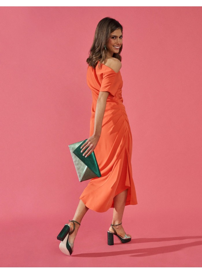 Vestido de fiesta midi con escote asimétrico...