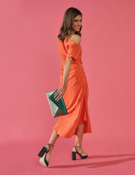 Robe de soirée midi avec encolure asymétrique à volants