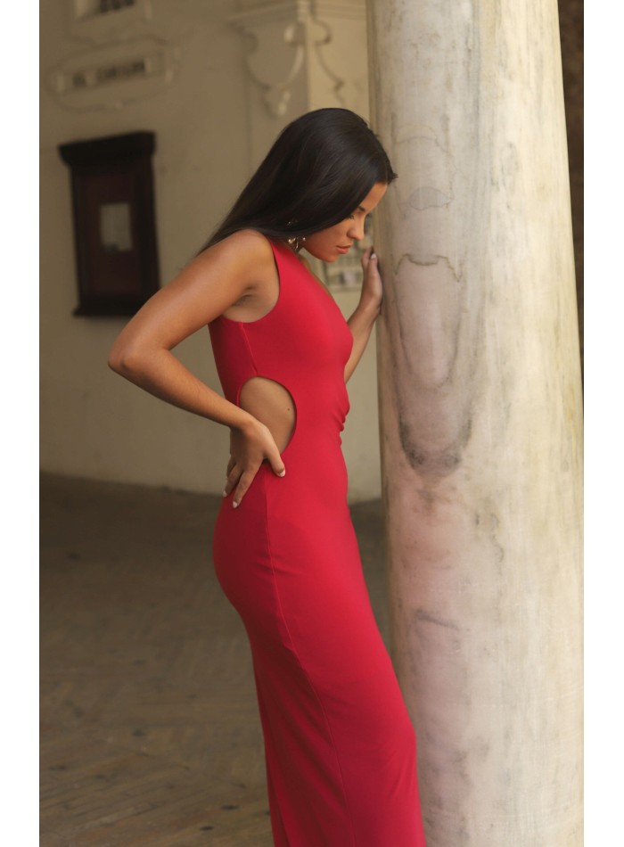 Robe longue avec encolure asymétrique découpée