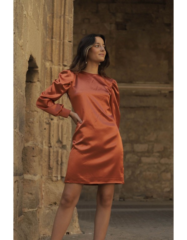 Vestido corto satinado con manga larga y espalda descubierta