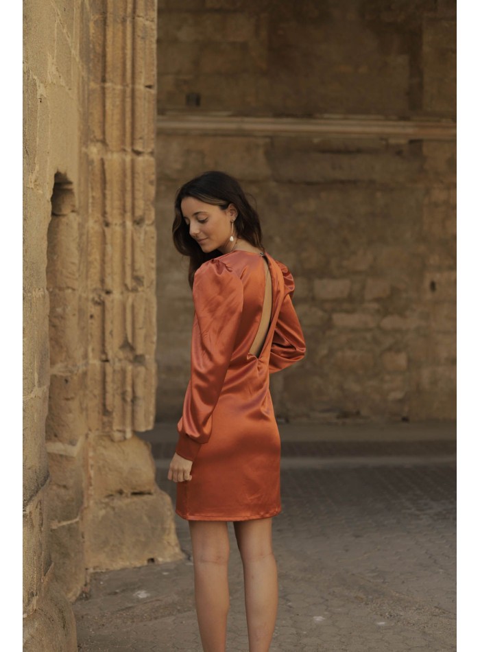 Vestido corto satinado con manga larga y espalda descubierta color teja