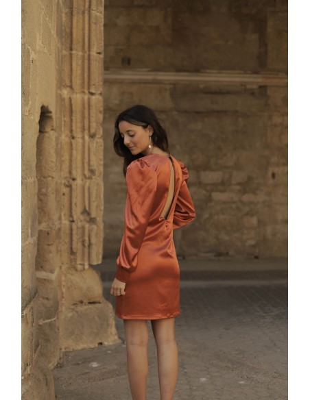 Vestido corto satinado con manga larga y espalda descubierta color teja
