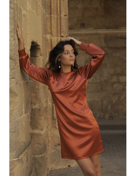 Vestido corto satinado con manga larga y espalda descubierta