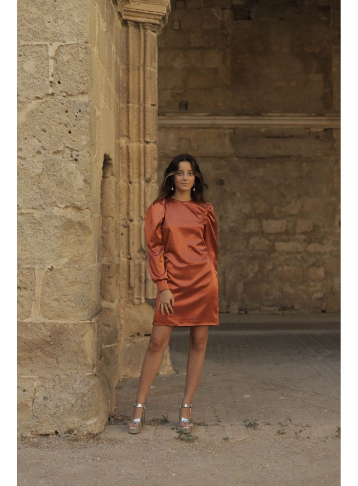 Vestido corto satinado con manga larga y...
