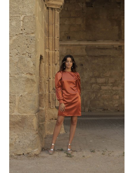Vestido corto satinado con manga larga y espalda descubierta