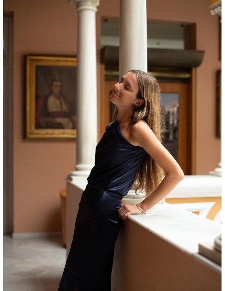 Robe midi de fête en satin avec manches asymétriques