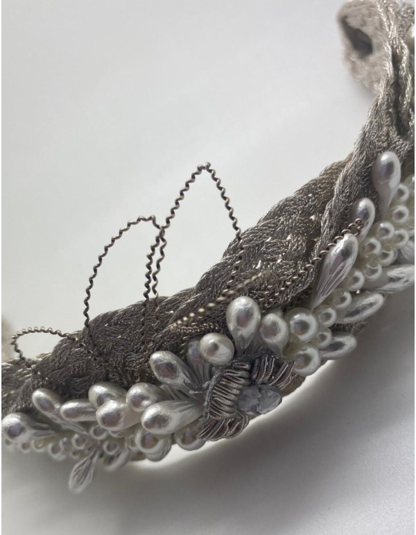 Cava coiffe de mariée tressée avec des perles 2