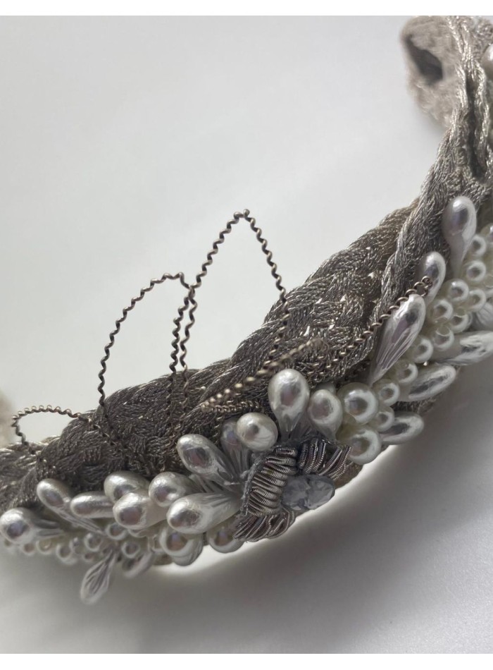Cava coiffe de mariée tressée avec des perles