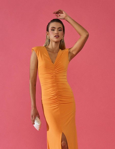 Vestido largo de fiesta con escote pico y fruncido para invitada