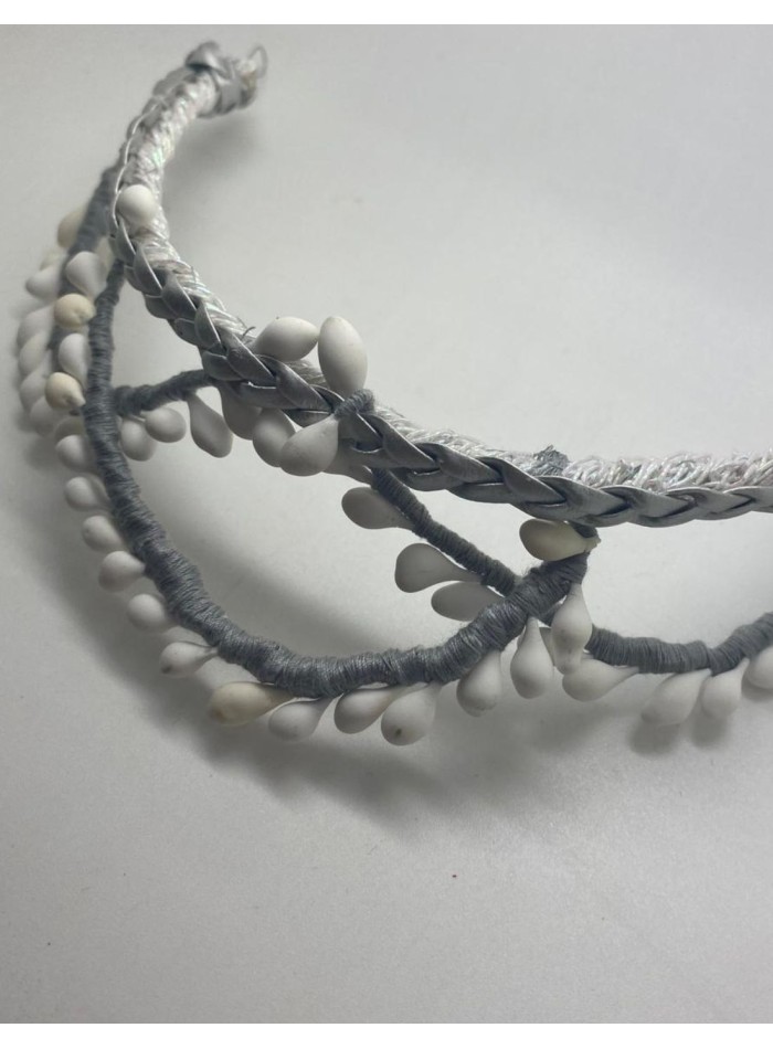 Coiffe de fête argentée avec pistils blancs