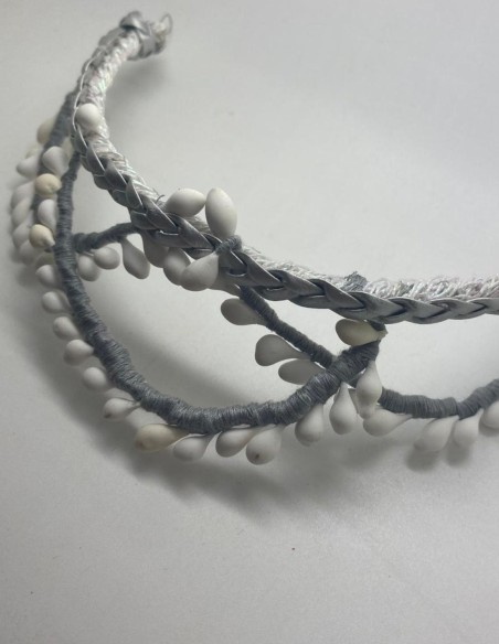 Coiffe de fête argentée avec pistils blancs