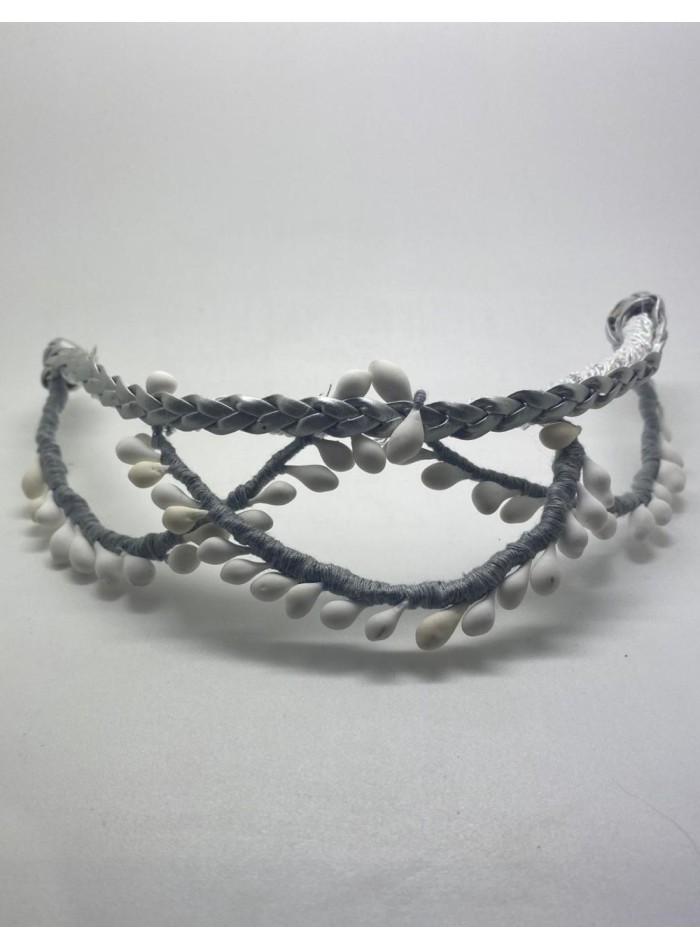 Coiffe de fête argentée avec pistils blancs