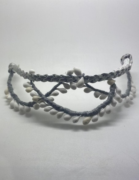 Tocado de fiesta plateado con pistilos blancos