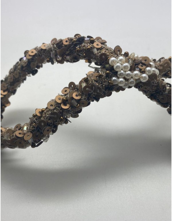 Tocado fantasía con lentejuela oro viejo y perlitas 2