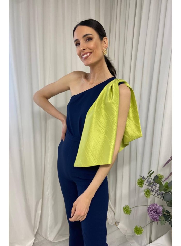 Mono largo de fiesta con escote asimétrico y maxi lazada