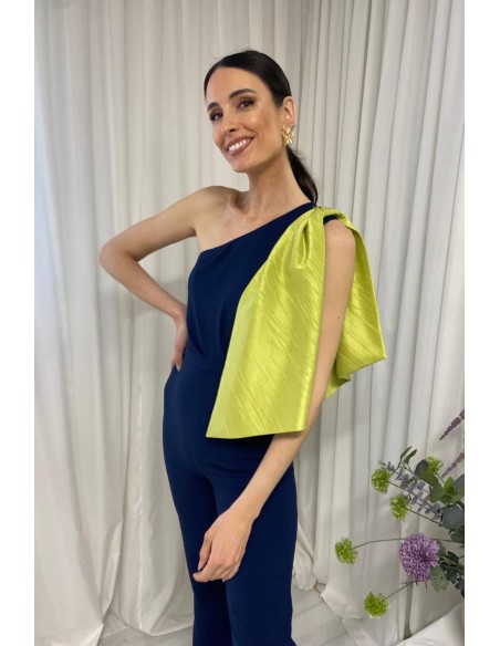 Combinaison longue avec encolure asymétrique et maxi laçage