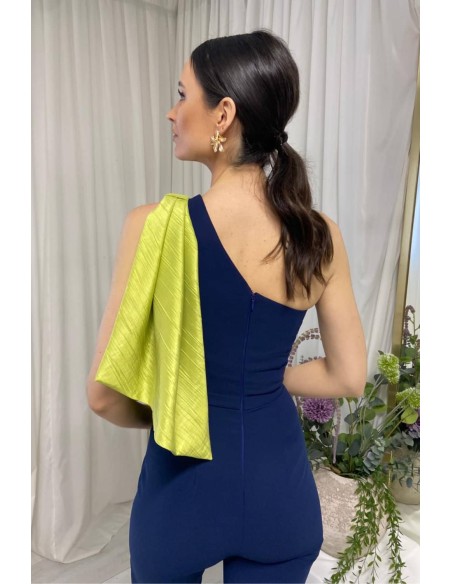 Mono largo de fiesta con escote asimétrico y maxi lazada