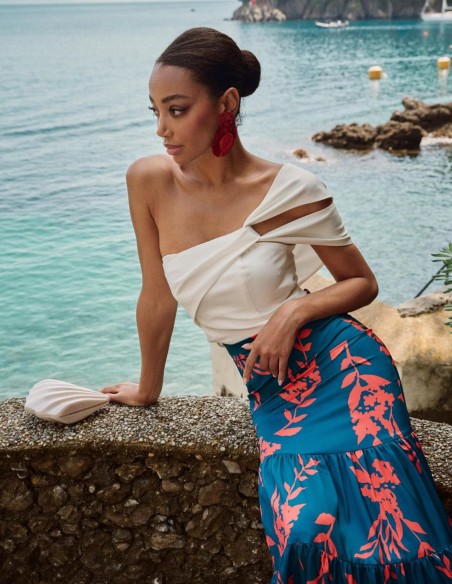 Top blanco de fiesta con doble tirante asimétrico y frunce