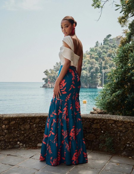 Top blanco de fiesta con doble tirante asimétrico y frunce