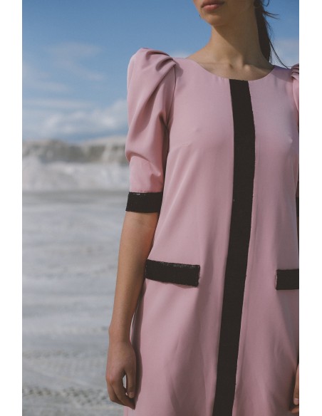 Vestido de fiesta midi de corte recto con pasamanería de lentejuelas