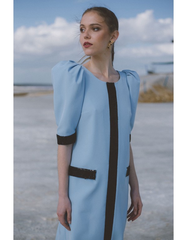 Vestido de fiesta midi con corte recto y detalles de lentejuelas