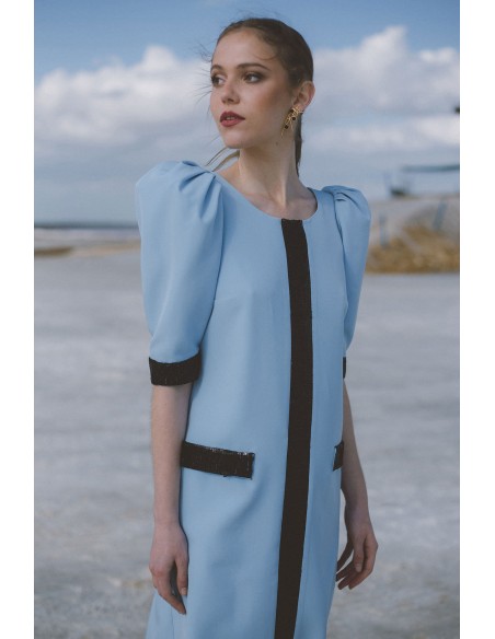 Vestido de fiesta midi con corte recto y detalles de lentejuelas