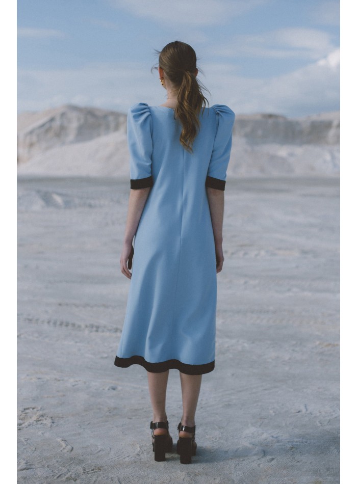 Robe de soirée midi à coupe droite avec détails...