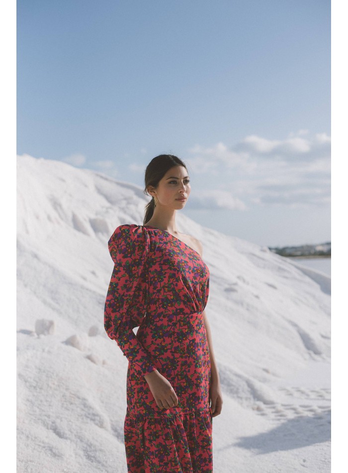 Vestido midi con escote asimétrico y volante en el bajo para invitada