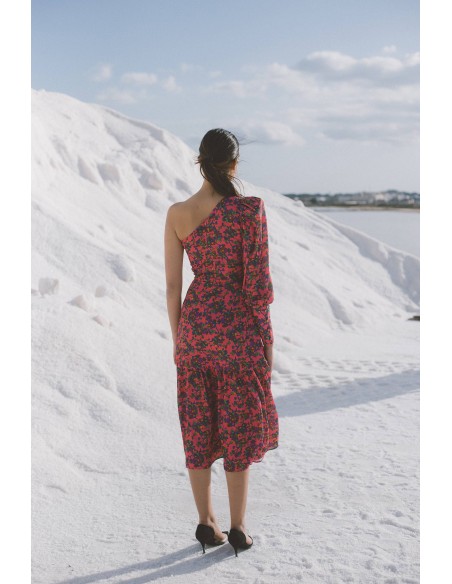 Robe midi avec encolure asymétrique et volant à l'ourlet