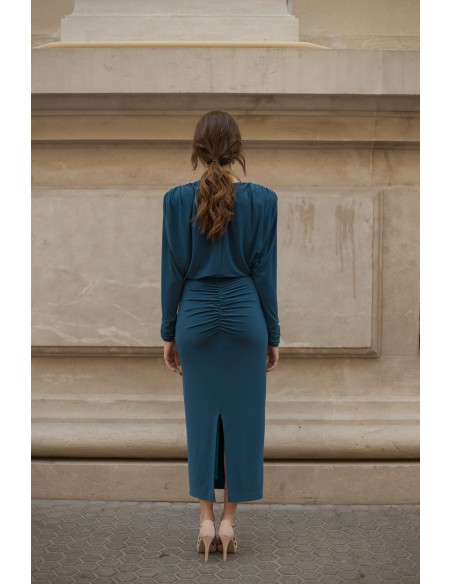 Robe de soirée midi avec une coupe étroite et une bandoulière prononcée