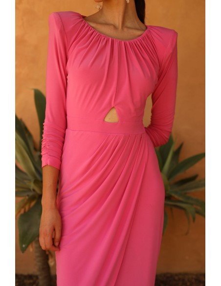 Vestido midi para invitada con manga larga y cut-out en la cintura