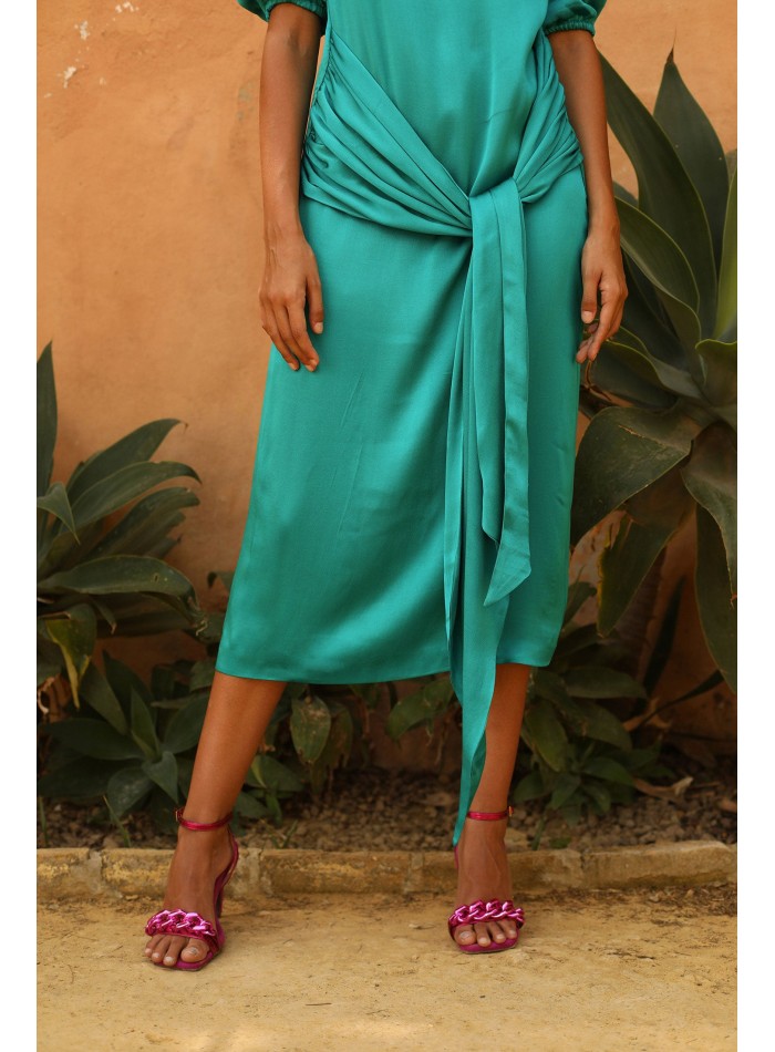 Robe de soirée midi en satin avec nœud à la taille