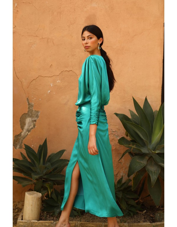 Party outfit with gathered waist and V-neckline 2