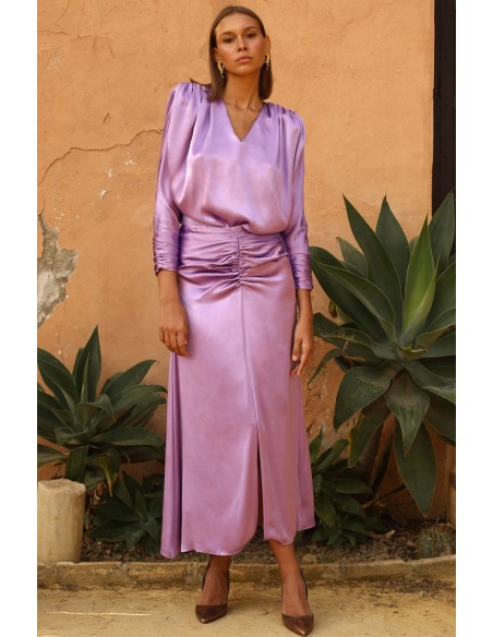 Conjunto de fiesta midi con hombros marcados y frunces en la cintura