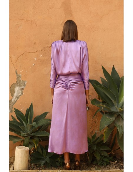 Conjunto de fiesta midi con hombros marcados y frunces en la cintura