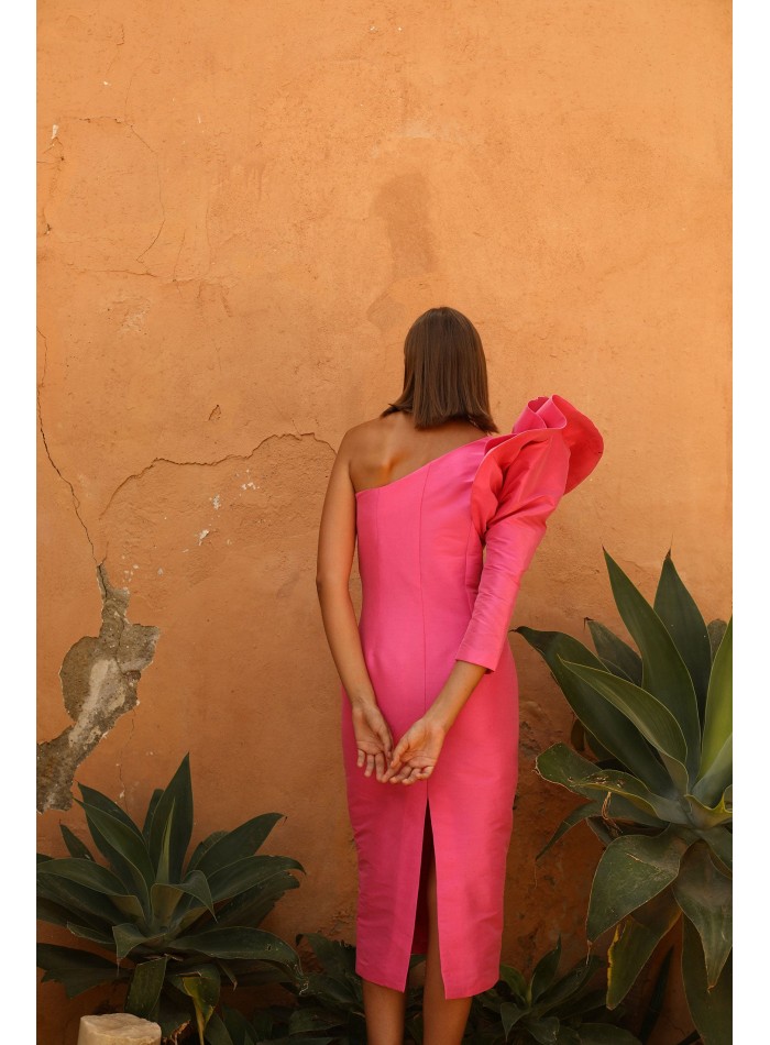 Robe de soirée midi avec encolure asymétrique...