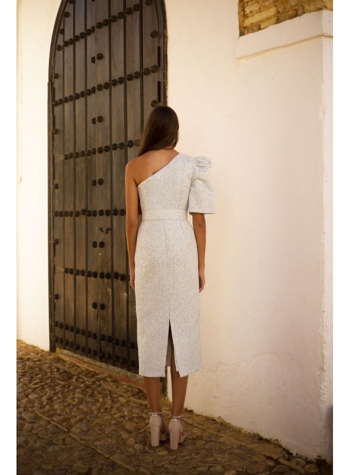 Vestido de fiesta midi con escote asimétrico...