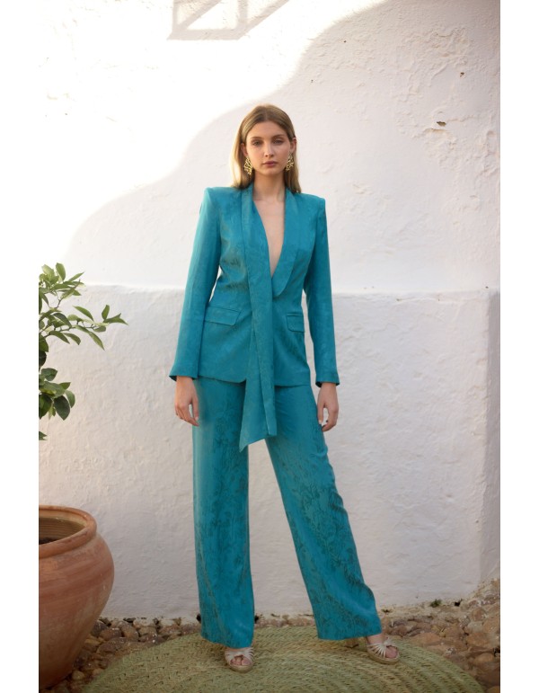 Traje de chaqueta con cuello smoking y pantalón de pata ancha azul