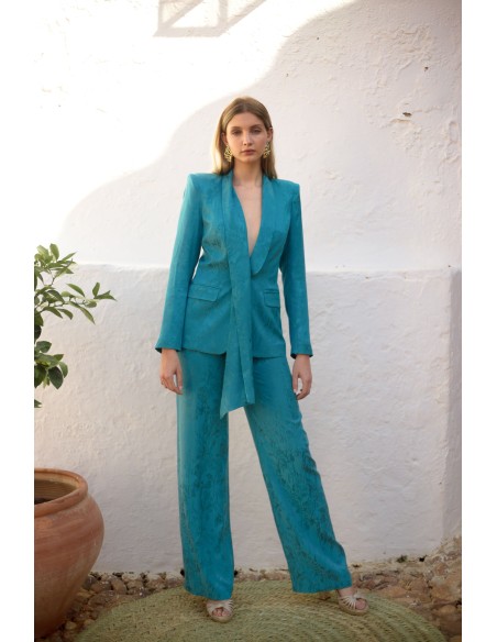 Traje de chaqueta con cuello smoking y pantalón de pata ancha azul